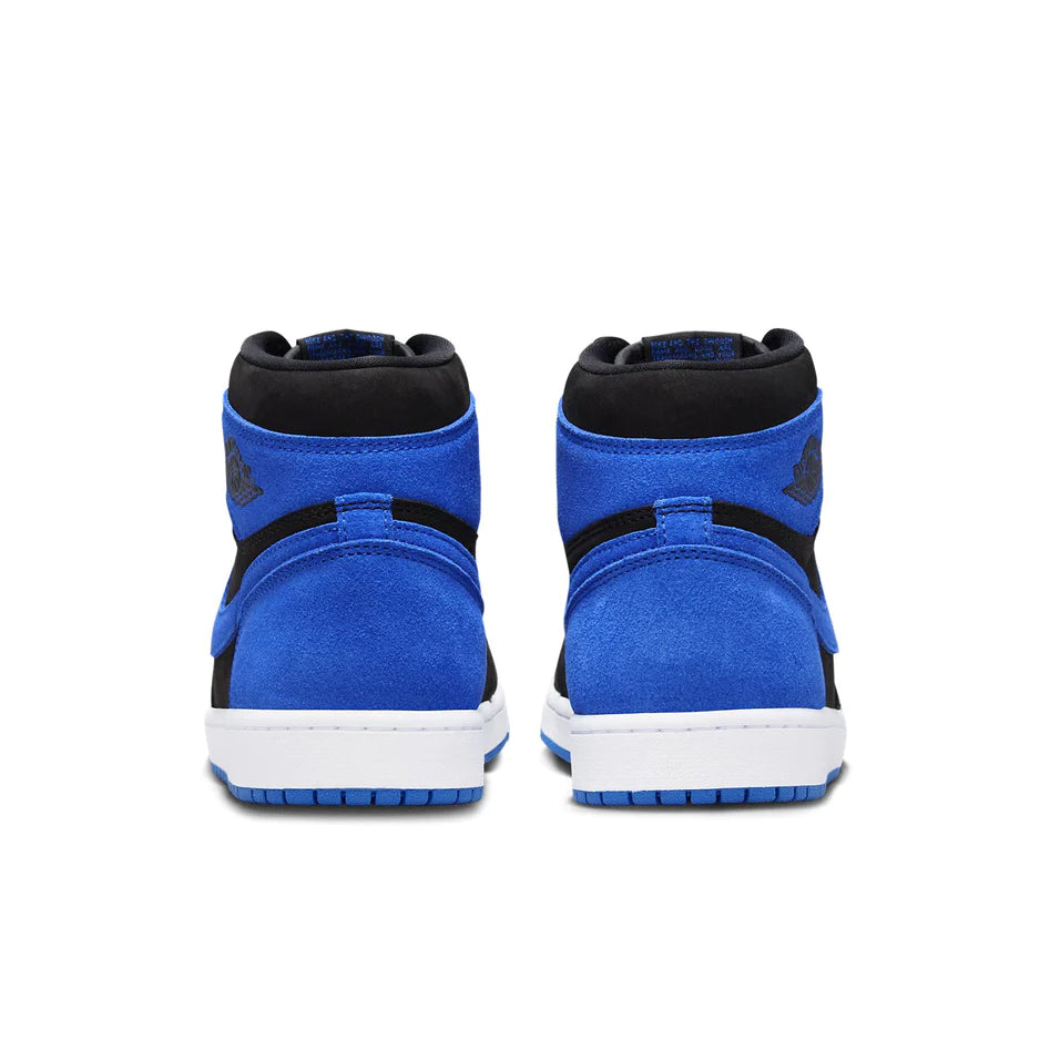 AJ1 ha cambiato per sempre le regole del footwear. Questa sontuosa edizione porta avanti la leggenda, abbinando un suede in Royal Blue e una pelle in nero intenso. Il brand Nike Air classico sulla linguetta e sulla suola interna si unisce al logo Wings sul collare a taglio alto imbottito. La suola con stelline si tinge di Royal Blue per un look regale a ogni passo.