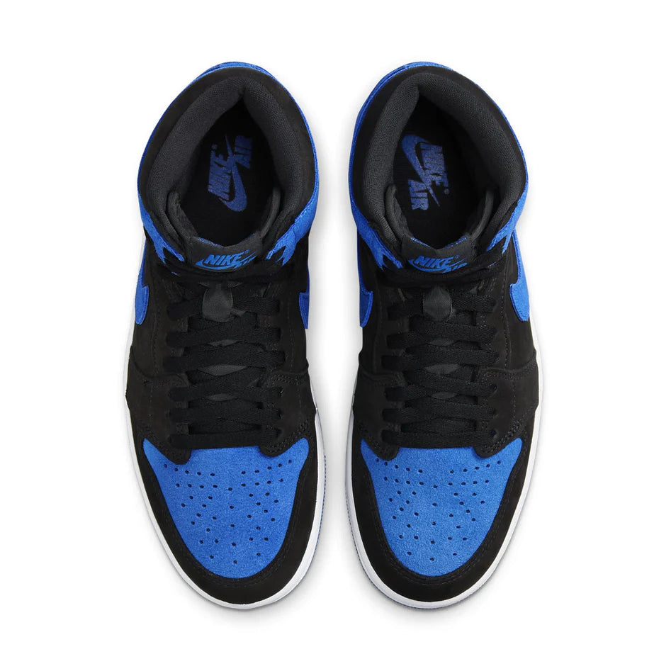 AJ1 ha cambiato per sempre le regole del footwear. Questa sontuosa edizione porta avanti la leggenda, abbinando un suede in Royal Blue e una pelle in nero intenso. Il brand Nike Air classico sulla linguetta e sulla suola interna si unisce al logo Wings sul collare a taglio alto imbottito. La suola con stelline si tinge di Royal Blue per un look regale a ogni passo.