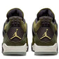 L'Air Jordan 4 Craft, elegantemente ridisegnato, è disponibile nella colorazione completamente naturale "Medium Olive". La tomaia è in pregiato nabuk oliva, con pannelli in pelle scamosciata pelosa sul parafango. La pelle scamosciata con motivo a griglia sostituisce anche i soliti pannelli in rete dell'AJ4.