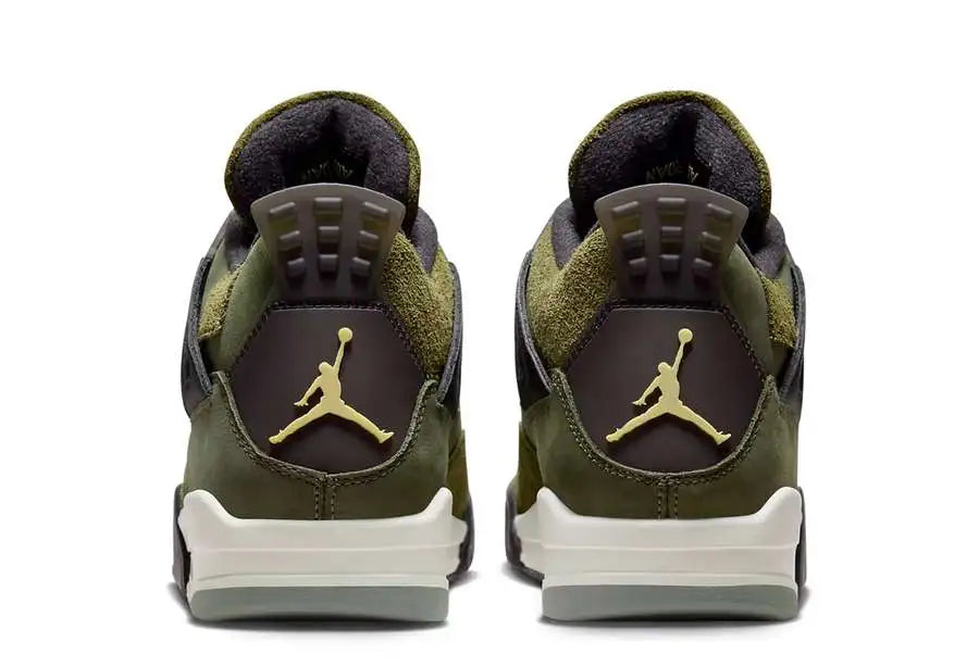 L'Air Jordan 4 Craft, elegantemente ridisegnato, è disponibile nella colorazione completamente naturale "Medium Olive". La tomaia è in pregiato nabuk oliva, con pannelli in pelle scamosciata pelosa sul parafango. La pelle scamosciata con motivo a griglia sostituisce anche i soliti pannelli in rete dell'AJ4.