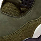 L'Air Jordan 4 Craft, elegantemente ridisegnato, è disponibile nella colorazione completamente naturale "Medium Olive". La tomaia è in pregiato nabuk oliva, con pannelli in pelle scamosciata pelosa sul parafango. La pelle scamosciata con motivo a griglia sostituisce anche i soliti pannelli in rete dell'AJ4.