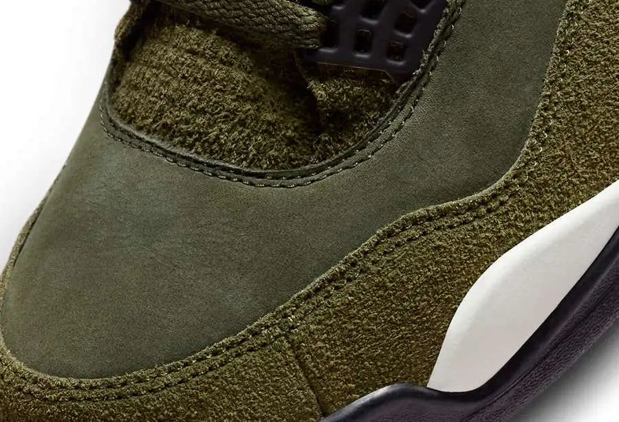 L'Air Jordan 4 Craft, elegantemente ridisegnato, è disponibile nella colorazione completamente naturale "Medium Olive". La tomaia è in pregiato nabuk oliva, con pannelli in pelle scamosciata pelosa sul parafango. La pelle scamosciata con motivo a griglia sostituisce anche i soliti pannelli in rete dell'AJ4.