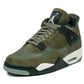 L'Air Jordan 4 Craft, elegantemente ridisegnato, è disponibile nella colorazione completamente naturale "Medium Olive". La tomaia è in pregiato nabuk oliva, con pannelli in pelle scamosciata pelosa sul parafango. La pelle scamosciata con motivo a griglia sostituisce anche i soliti pannelli in rete dell'AJ4.