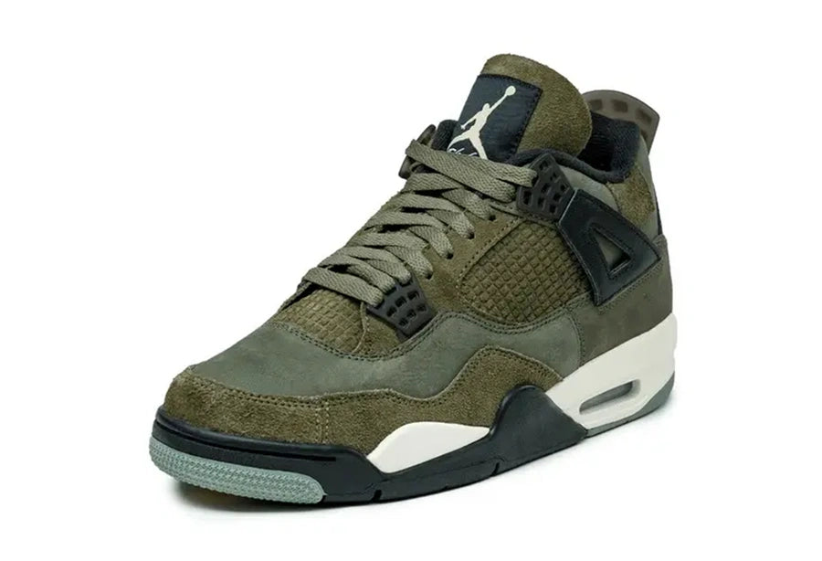 L'Air Jordan 4 Craft, elegantemente ridisegnato, è disponibile nella colorazione completamente naturale "Medium Olive". La tomaia è in pregiato nabuk oliva, con pannelli in pelle scamosciata pelosa sul parafango. La pelle scamosciata con motivo a griglia sostituisce anche i soliti pannelli in rete dell'AJ4.