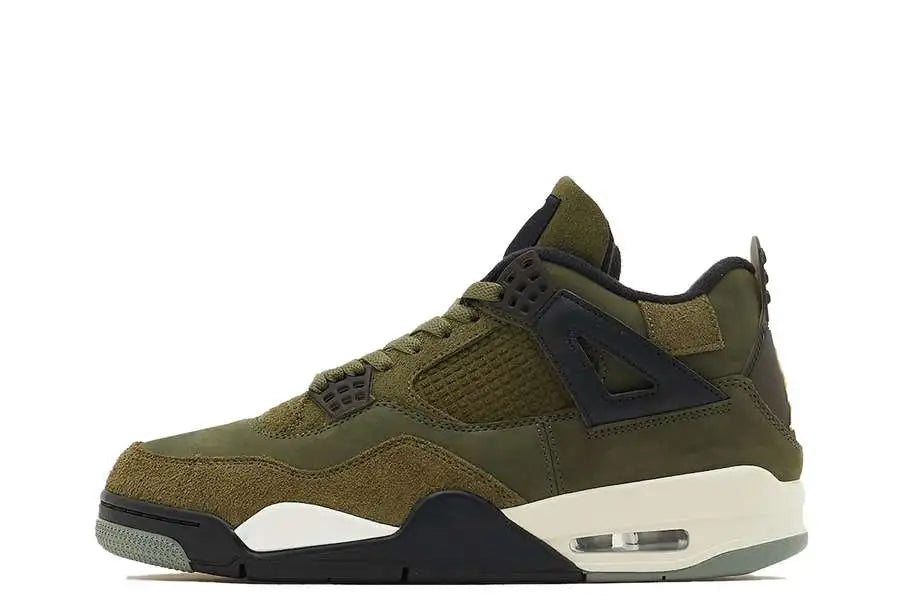 L'Air Jordan 4 Craft, elegantemente ridisegnato, è disponibile nella colorazione completamente naturale "Medium Olive". La tomaia è in pregiato nabuk oliva, con pannelli in pelle scamosciata pelosa sul parafango. La pelle scamosciata con motivo a griglia sostituisce anche i soliti pannelli in rete dell'AJ4.