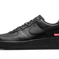 La Nike Air Force 1 Low Black Supreme presenta una semplice tomaia in pelle nera che si abbina ad altri elementi come i lacci, la suola e lo swoosh tono su tono. Il logo della scatola rossa Supreme sul retro della suola aggiunge il tocco finale.