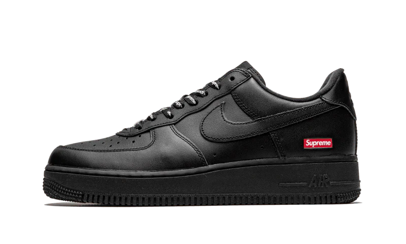 La Nike Air Force 1 Low Black Supreme presenta una semplice tomaia in pelle nera che si abbina ad altri elementi come i lacci, la suola e lo swoosh tono su tono. Il logo della scatola rossa Supreme sul retro della suola aggiunge il tocco finale.