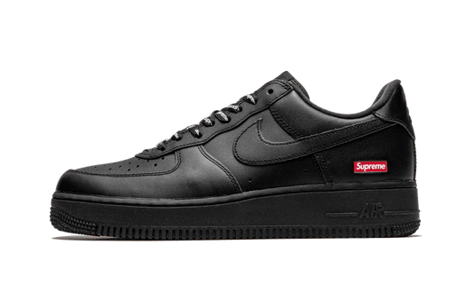 La Nike Air Force 1 Low Black Supreme presenta una semplice tomaia in pelle nera che si abbina ad altri elementi come i lacci, la suola e lo swoosh tono su tono. Il logo della scatola rossa Supreme sul retro della suola aggiunge il tocco finale.