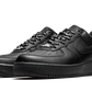 La Nike Air Force 1 Low Black Supreme presenta una semplice tomaia in pelle nera che si abbina ad altri elementi come i lacci, la suola e lo swoosh tono su tono. Il logo della scatola rossa Supreme sul retro della suola aggiunge il tocco finale.