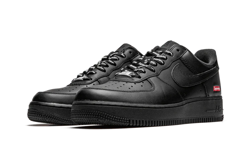 La Nike Air Force 1 Low Black Supreme presenta una semplice tomaia in pelle nera che si abbina ad altri elementi come i lacci, la suola e lo swoosh tono su tono. Il logo della scatola rossa Supreme sul retro della suola aggiunge il tocco finale.