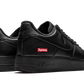 La Nike Air Force 1 Low Black Supreme presenta una semplice tomaia in pelle nera che si abbina ad altri elementi come i lacci, la suola e lo swoosh tono su tono. Il logo della scatola rossa Supreme sul retro della suola aggiunge il tocco finale.