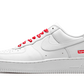 Per l'occasione, la Nike Air Force 1 Low White Supreme presenta una semplice tomaia in pelle tutta bianca con lacci, swoosh e suola abbinati. Solo un marchio bianco Supreme su uno sfondo rosso aggiunge il tocco finale a questa rivisitazione.