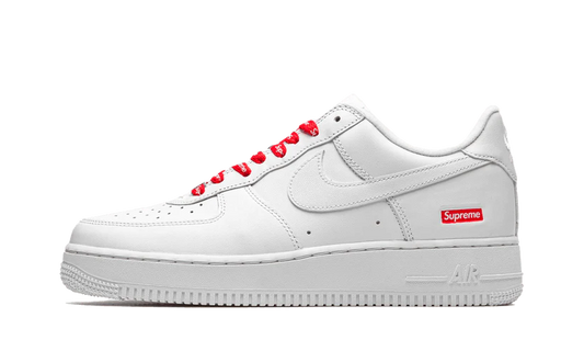 Per l'occasione, la Nike Air Force 1 Low White Supreme presenta una semplice tomaia in pelle tutta bianca con lacci, swoosh e suola abbinati. Solo un marchio bianco Supreme su uno sfondo rosso aggiunge il tocco finale a questa rivisitazione.