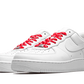 Per l'occasione, la Nike Air Force 1 Low White Supreme presenta una semplice tomaia in pelle tutta bianca con lacci, swoosh e suola abbinati. Solo un marchio bianco Supreme su uno sfondo rosso aggiunge il tocco finale a questa rivisitazione.