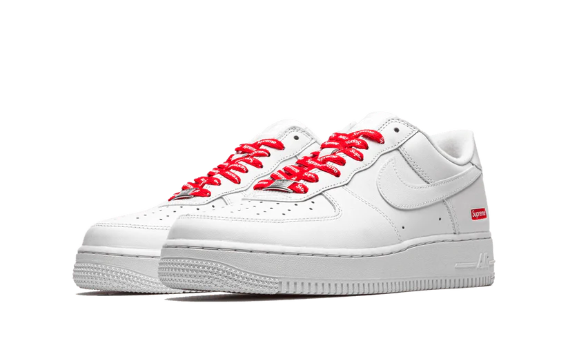 Per l'occasione, la Nike Air Force 1 Low White Supreme presenta una semplice tomaia in pelle tutta bianca con lacci, swoosh e suola abbinati. Solo un marchio bianco Supreme su uno sfondo rosso aggiunge il tocco finale a questa rivisitazione.