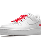 Per l'occasione, la Nike Air Force 1 Low White Supreme presenta una semplice tomaia in pelle tutta bianca con lacci, swoosh e suola abbinati. Solo un marchio bianco Supreme su uno sfondo rosso aggiunge il tocco finale a questa rivisitazione.