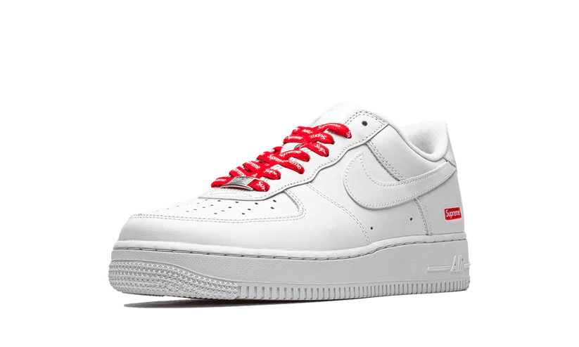 Per l'occasione, la Nike Air Force 1 Low White Supreme presenta una semplice tomaia in pelle tutta bianca con lacci, swoosh e suola abbinati. Solo un marchio bianco Supreme su uno sfondo rosso aggiunge il tocco finale a questa rivisitazione.