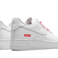 Per l'occasione, la Nike Air Force 1 Low White Supreme presenta una semplice tomaia in pelle tutta bianca con lacci, swoosh e suola abbinati. Solo un marchio bianco Supreme su uno sfondo rosso aggiunge il tocco finale a questa rivisitazione.