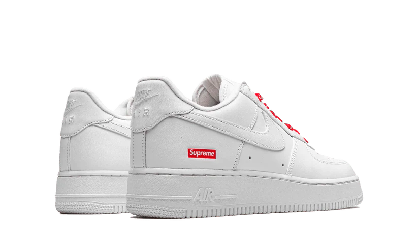 Per l'occasione, la Nike Air Force 1 Low White Supreme presenta una semplice tomaia in pelle tutta bianca con lacci, swoosh e suola abbinati. Solo un marchio bianco Supreme su uno sfondo rosso aggiunge il tocco finale a questa rivisitazione.