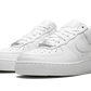 La Nike Air Force 1 Low '07 Triple White presenta una tomaia monocromatica in pelle pieno fiore con lacci, swoosh e suola abbinati. L'intersuola in schiuma e l'ammortizzazione della caviglia assicurano una calzata confortevole, mentre il piping metallico firmato presenta la scritta "AF-1" per completare il design.