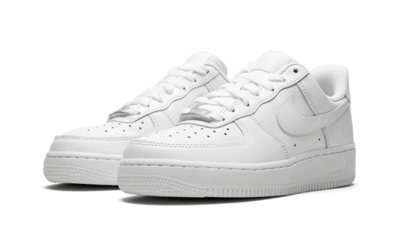 La Nike Air Force 1 Low '07 Triple White presenta una tomaia monocromatica in pelle pieno fiore con lacci, swoosh e suola abbinati. L'intersuola in schiuma e l'ammortizzazione della caviglia assicurano una calzata confortevole, mentre il piping metallico firmato presenta la scritta "AF-1" per completare il design.