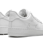 La Nike Air Force 1 Low '07 Triple White presenta una tomaia monocromatica in pelle pieno fiore con lacci, swoosh e suola abbinati. L'intersuola in schiuma e l'ammortizzazione della caviglia assicurano una calzata confortevole, mentre il piping metallico firmato presenta la scritta "AF-1" per completare il design.