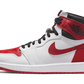 La Air Jordan 1 High OG Heritage indossa una base in pelle bianca liscia che è migliorato dai pannelli di pelle a grana rossa come Swoosh, Heel e Toebox. Un colletto nero concorda con i lacci della lingua bianca, anche se i marchi emblematici della silhouette come logo Air e il tag Nike air. Una suola bianca con suola rossa completa il design mitico di Peter Moore.