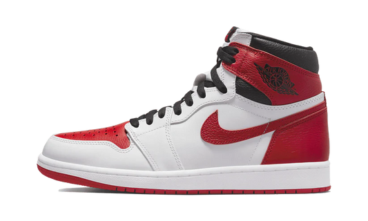 La Air Jordan 1 High OG Heritage indossa una base in pelle bianca liscia che è migliorato dai pannelli di pelle a grana rossa come Swoosh, Heel e Toebox. Un colletto nero concorda con i lacci della lingua bianca, anche se i marchi emblematici della silhouette come logo Air e il tag Nike air. Una suola bianca con suola rossa completa il design mitico di Peter Moore.