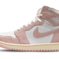 Preparati per la primavera con Air Jordan 1 High OG WMNS "Washed Pink". La base della tomaia è in pelle premium bianca fredda, con strati esterni in pelle scamosciata  rosa sbiadita. Le classiche Jordan Wings sono stampate in bianco sul polsino, con il marchio Nike Air retro sulla linguetta e un'etichetta in pelle scamosciata abbinata. L'intersuola con cuscinetto d'aria ha un aspetto crema vintage, con accenti rosa sulla suola.