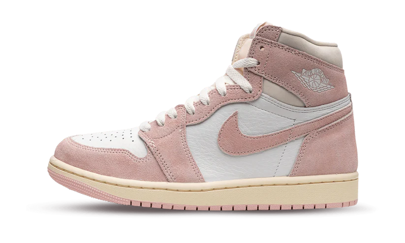 Preparati per la primavera con Air Jordan 1 High OG WMNS "Washed Pink". La base della tomaia è in pelle premium bianca fredda, con strati esterni in pelle scamosciata  rosa sbiadita. Le classiche Jordan Wings sono stampate in bianco sul polsino, con il marchio Nike Air retro sulla linguetta e un'etichetta in pelle scamosciata abbinata. L'intersuola con cuscinetto d'aria ha un aspetto crema vintage, con accenti rosa sulla suola.