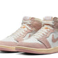 Preparati per la primavera con Air Jordan 1 High OG WMNS "Washed Pink". La base della tomaia è in pelle premium bianca fredda, con strati esterni in pelle scamosciata  rosa sbiadita. Le classiche Jordan Wings sono stampate in bianco sul polsino, con il marchio Nike Air retro sulla linguetta e un'etichetta in pelle scamosciata abbinata. L'intersuola con cuscinetto d'aria ha un aspetto crema vintage, con accenti rosa sulla suola.