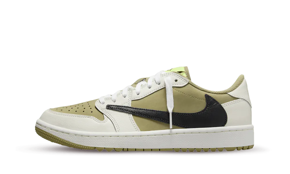 Sembra incredibile, ma la prima scarpa da golf del rapper texano si ispira alla Air Jordan 1 Low di Michael Jordan e a una delle precedenti colorazioni di Travis Scott. Lavorata su pelle scamosciata Neutral Olive, è ricoperta da diversi a pannelli di pelle Sail e impreziosita dal marchio Light Lemon Twist cucito sulla linguetta e sul tallone.