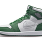 La Air Jordan 1 High OG Gorge Green presenta una base in pelle bianca accompagnata da sovrapposizioni in pelle a grana verde. A questa tonalità a due colori vengono aggiunti alcuni dettagli d'argento, come il Swoosh laterale e logo air sulla caviglia.