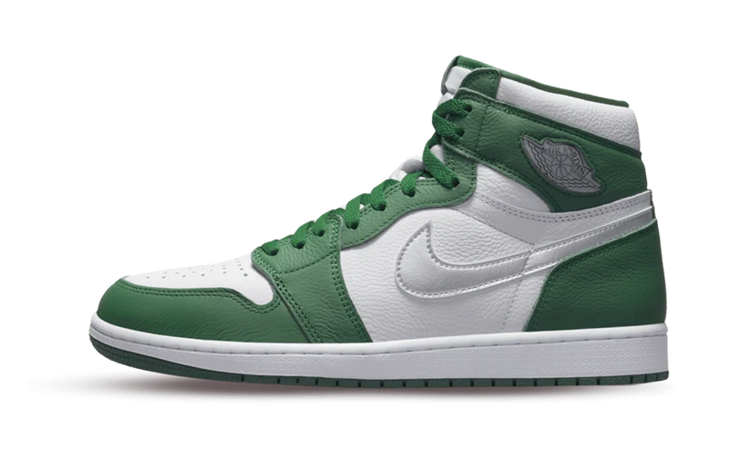 La Air Jordan 1 High OG Gorge Green presenta una base in pelle bianca accompagnata da sovrapposizioni in pelle a grana verde. A questa tonalità a due colori vengono aggiunti alcuni dettagli d'argento, come il Swoosh laterale e logo air sulla caviglia.