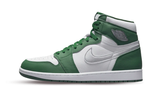 La Air Jordan 1 High OG Gorge Green presenta una base in pelle bianca accompagnata da sovrapposizioni in pelle a grana verde. A questa tonalità a due colori vengono aggiunti alcuni dettagli d'argento, come il Swoosh laterale e logo air sulla caviglia.