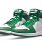 La Air Jordan 1 High OG Gorge Green presenta una base in pelle bianca accompagnata da sovrapposizioni in pelle a grana verde. A questa tonalità a due colori vengono aggiunti alcuni dettagli d'argento, come il Swoosh laterale e logo air sulla caviglia.