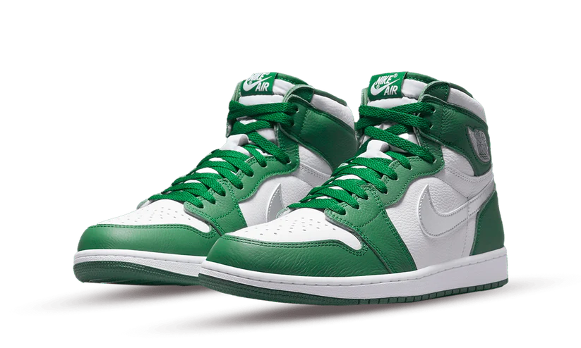 La Air Jordan 1 High OG Gorge Green presenta una base in pelle bianca accompagnata da sovrapposizioni in pelle a grana verde. A questa tonalità a due colori vengono aggiunti alcuni dettagli d'argento, come il Swoosh laterale e logo air sulla caviglia.