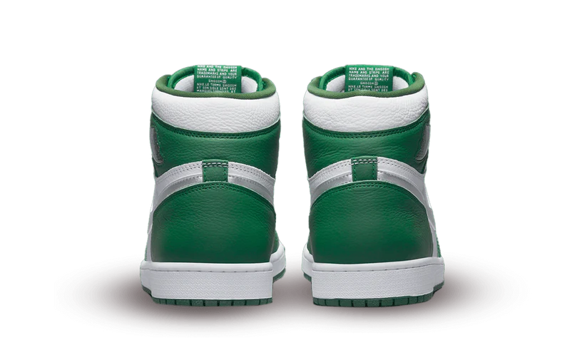 La Air Jordan 1 High OG Gorge Green presenta una base in pelle bianca accompagnata da sovrapposizioni in pelle a grana verde. A questa tonalità a due colori vengono aggiunti alcuni dettagli d'argento, come il Swoosh laterale e logo air sulla caviglia.