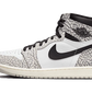 Le Air Jordan 1 Retro High OG White Cement presentano una base in pelle bianca con uno Swoosh in pelle nera sul colletto e il logo Wings sulla caviglia. Gli inserti in pelle sono caratterizzati dall'iconico motivo dell'elefante, diffuso sulle scarpe Air Jordan 3. Per concludere, la suola con effetto invecchiato conferisce un tocco vintage alla silhouette.