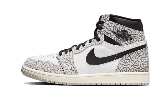 Le Air Jordan 1 Retro High OG White Cement presentano una base in pelle bianca con uno Swoosh in pelle nera sul colletto e il logo Wings sulla caviglia. Gli inserti in pelle sono caratterizzati dall'iconico motivo dell'elefante, diffuso sulle scarpe Air Jordan 3. Per concludere, la suola con effetto invecchiato conferisce un tocco vintage alla silhouette.