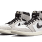 Le Air Jordan 1 Retro High OG White Cement presentano una base in pelle bianca con uno Swoosh in pelle nera sul colletto e il logo Wings sulla caviglia. Gli inserti in pelle sono caratterizzati dall'iconico motivo dell'elefante, diffuso sulle scarpe Air Jordan 3. Per concludere, la suola con effetto invecchiato conferisce un tocco vintage alla silhouette.