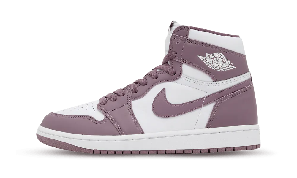 Air Jordan 1 High OG ripropone il modello classico, con il suo look iconico e la calzata familiare. Strati esterni in pelle Mauve creano un delicato contrasto con la tomaia neutra, per un'estetica essenziale, perfetta per la stagione. Come il famoso tiro in sospensione con rotazione di Michael Jordan, questa versione moderna dell'icona senza tempo è destinata a fare centro.