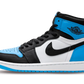 La Air Jordan 1 Retro High OG 'Unc Toe' è una scarpa iconica che catturerà l'attenzione di ogni sneakerhead appassionato di basket. Questa calzatura è caratterizzata da un design classico e sofisticato, che unisce stile e performance in un unico modello. La parte superiore alta utilizza una tomaia interamente in pelle con pannelli laterali bianchi e colpi contrastanti di nero sull'iconico Swoosh e sul rivestimento dell'avampiede. 