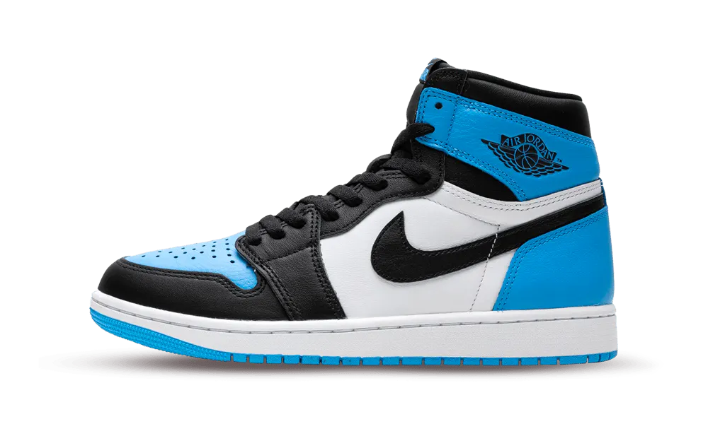 La Air Jordan 1 Retro High OG 'Unc Toe' è una scarpa iconica che catturerà l'attenzione di ogni sneakerhead appassionato di basket. Questa calzatura è caratterizzata da un design classico e sofisticato, che unisce stile e performance in un unico modello. La parte superiore alta utilizza una tomaia interamente in pelle con pannelli laterali bianchi e colpi contrastanti di nero sull'iconico Swoosh e sul rivestimento dell'avampiede. 