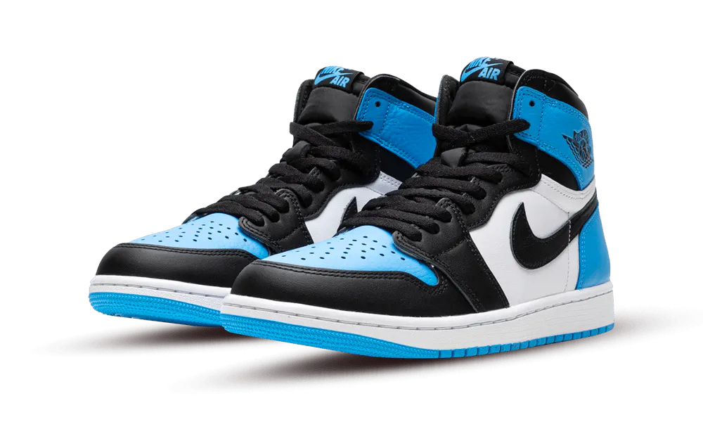 La Air Jordan 1 Retro High OG 'Unc Toe' è una scarpa iconica che catturerà l'attenzione di ogni sneakerhead appassionato di basket. Questa calzatura è caratterizzata da un design classico e sofisticato, che unisce stile e performance in un unico modello. La parte superiore alta utilizza una tomaia interamente in pelle con pannelli laterali bianchi e colpi contrastanti di nero sull'iconico Swoosh e sul rivestimento dell'avampiede. 