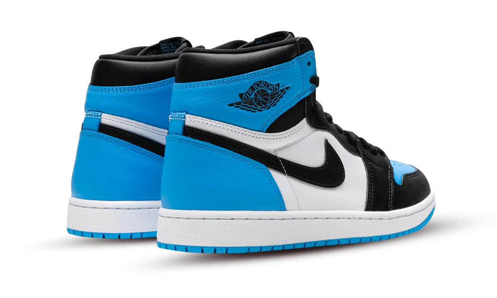 La Air Jordan 1 Retro High OG 'Unc Toe' è una scarpa iconica che catturerà l'attenzione di ogni sneakerhead appassionato di basket. Questa calzatura è caratterizzata da un design classico e sofisticato, che unisce stile e performance in un unico modello. La parte superiore alta utilizza una tomaia interamente in pelle con pannelli laterali bianchi e colpi contrastanti di nero sull'iconico Swoosh e sul rivestimento dell'avampiede. 