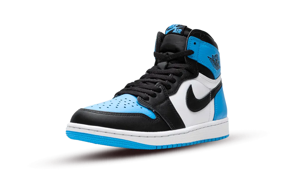 La Air Jordan 1 Retro High OG 'Unc Toe' è una scarpa iconica che catturerà l'attenzione di ogni sneakerhead appassionato di basket. Questa calzatura è caratterizzata da un design classico e sofisticato, che unisce stile e performance in un unico modello. La parte superiore alta utilizza una tomaia interamente in pelle con pannelli laterali bianchi e colpi contrastanti di nero sull'iconico Swoosh e sul rivestimento dell'avampiede. 