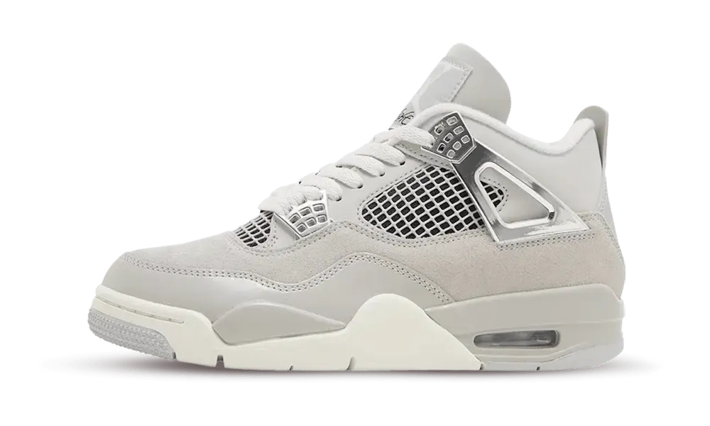 Nike Air Jordan 4 Retro Frozen Moments (W), presenta una combinazione di colori Sail, Neutral Grey e Grigio Metallizzato. La sneaker rende omaggio ai "Frozen Moments" degli inizi della carriera di MJ, come "The Shot" contro i Cleveland Cavaliers nel 1989, l'anno in cui nacque l'AJ4.