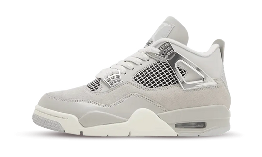 Nike Air Jordan 4 Retro Frozen Moments (W), presenta una combinazione di colori Sail, Neutral Grey e Grigio Metallizzato. La sneaker rende omaggio ai "Frozen Moments" degli inizi della carriera di MJ, come "The Shot" contro i Cleveland Cavaliers nel 1989, l'anno in cui nacque l'AJ4.