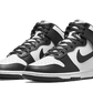 La Nike Dunk High Black White presenta una classica costruzione in pelle liscia. Una combinazione di inserti bianchi e neri fornisce un look old school, strizzando l'occhio alle versioni color-block dell'iconico pack Be True To Your School del 1985. La suola bicolore, i lacci e la linguetta sono abbinati per un look contrastante.